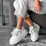 Білі жіночі кросівки у стилі міу на підвищеній підошві, фото 7