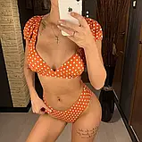 Помаранчевий жіночий роздільний купальник на пляжі, фото 3