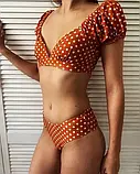Помаранчевий жіночий роздільний купальник на пляжі, фото 5