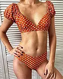 Помаранчевий жіночий роздільний купальник на пляжі, фото 6