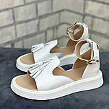 Білі жіночі босоніжки з натуральної шкіри з закритою п'ятою, фото 5