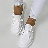 Шкіряні кросівки мокасини з перфорацією в білому кольорі, фото 2