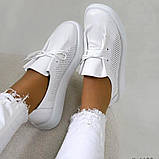 Шкіряні кросівки мокасини з перфорацією в білому кольорі, фото 3