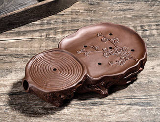 Чабань Гілка сливи коричневий