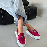 Замшеві яскраві рожеві лофери на білій підошві для стильного образу, фото 2