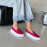 Замшеві яскраві рожеві лофери на білій підошві для стильного образу, фото 3