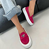 Замшеві яскраві рожеві лофери на білій підошві для стильного образу, фото 4