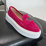 Замшеві яскраві рожеві лофери на білій підошві для стильного образу, фото 5
