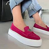 Замшеві яскраві рожеві лофери на білій підошві для стильного образу, фото 6