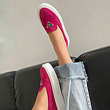 Замшеві яскраві рожеві лофери на білій підошві для стильного образу, фото 7