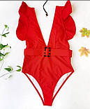 Жіночий пляжний закритий купальник червоного кольору з вирізом на грудях, фото 2