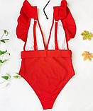 Жіночий пляжний закритий купальник червоного кольору з вирізом на грудях, фото 3