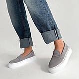 Замшеві сірі жіночі лофери на білій платформі, фото 2