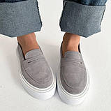 Замшеві сірі жіночі лофери на білій платформі, фото 3