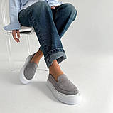 Замшеві сірі жіночі лофери на білій платформі, фото 4