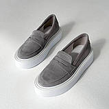 Замшеві сірі жіночі лофери на білій платформі, фото 5