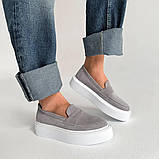 Замшеві сірі жіночі лофери на білій платформі, фото 6