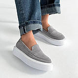 Замшеві сірі жіночі лофери на білій платформі, фото 7