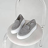Замшеві сірі жіночі лофери на білій платформі, фото 8