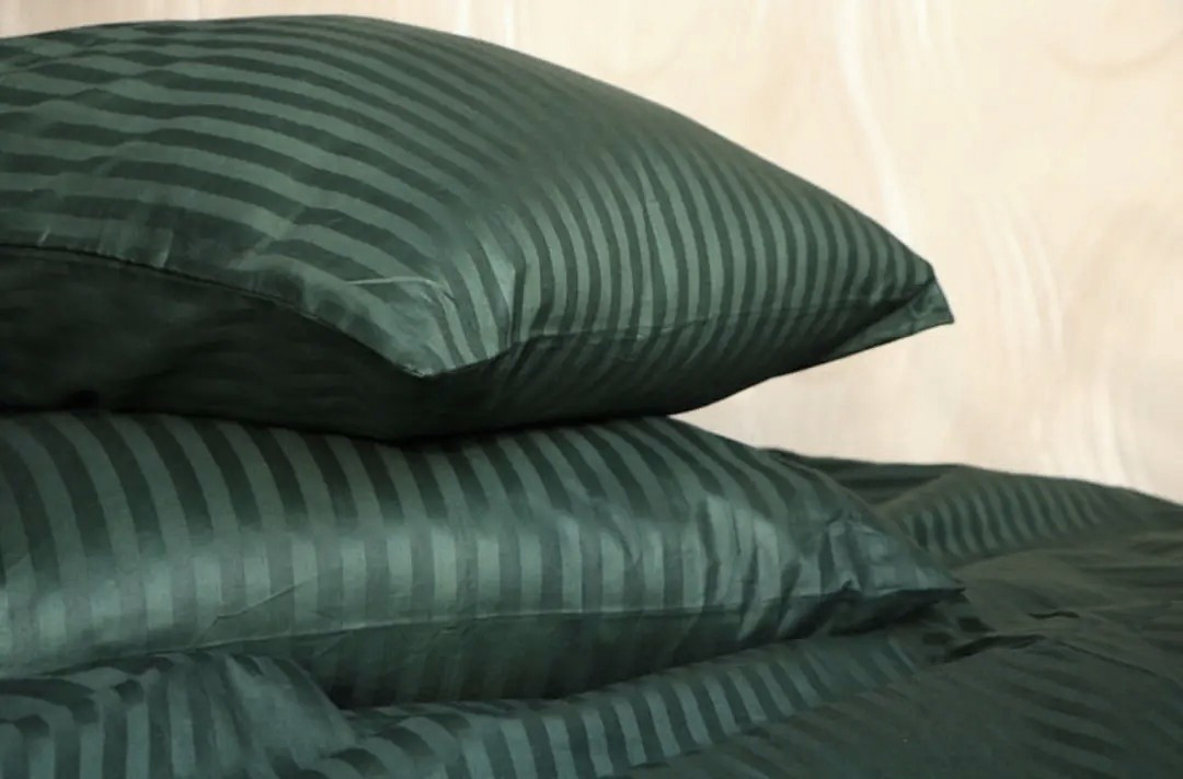 Наволочка 70х70 з страйп-сатину смарагдового кольору