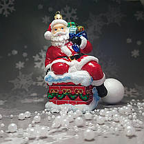 ялинкова іграшка ручної роботи та розпису Санта Клаус який сидить на димарі Snegka Poland, фото 2