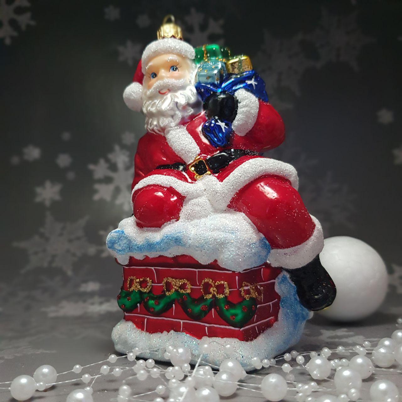 ялинкова іграшка ручної роботи та розпису Санта Клаус який сидить на димарі Snegka Poland