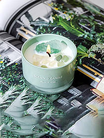 Свічка ароматична "Фруктова спокуса" у скляній чаші з декором з кварцових каменів у зеленому кольорі