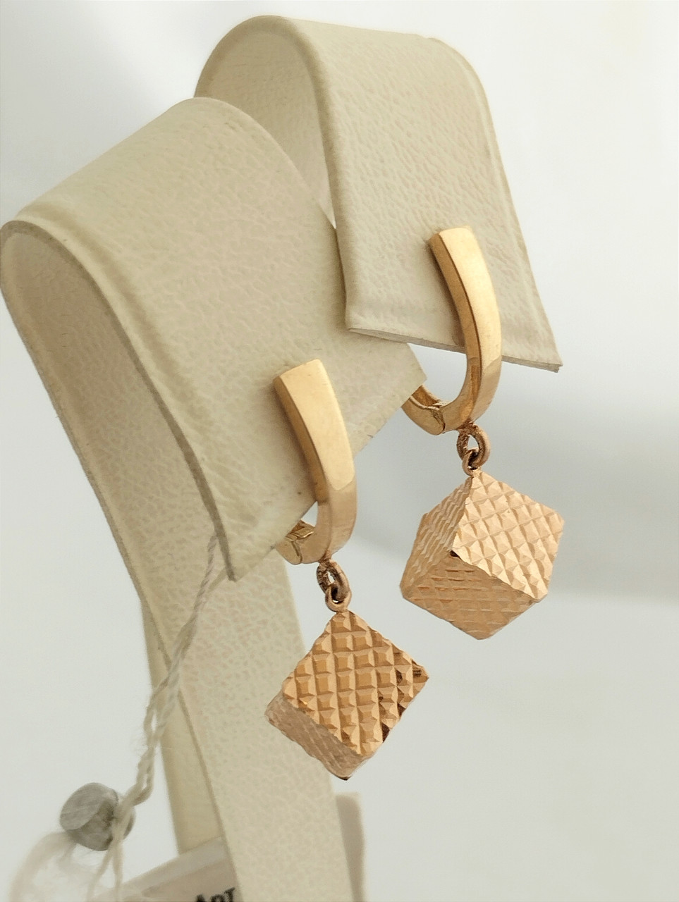 Золоті сережки 585 проби. Золоті сережки висячі. Сережки з квадратом. Сережки без каменів.