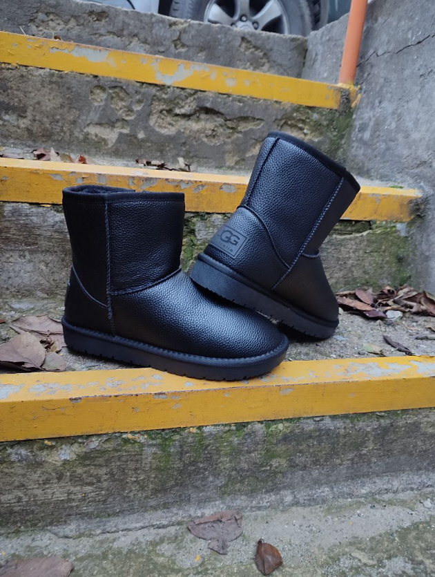 Угги мужские ЧЕРНЫЕ без застеэки из натуральной кожи с лейбл UGG Black полусапожки ботинки унисекс, фото 1