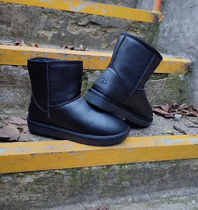 Угги мужские ЧЕРНЫЕ без застеэки из натуральной кожи с лейбл UGG Black полусапожки ботинки унисекс, фото 5