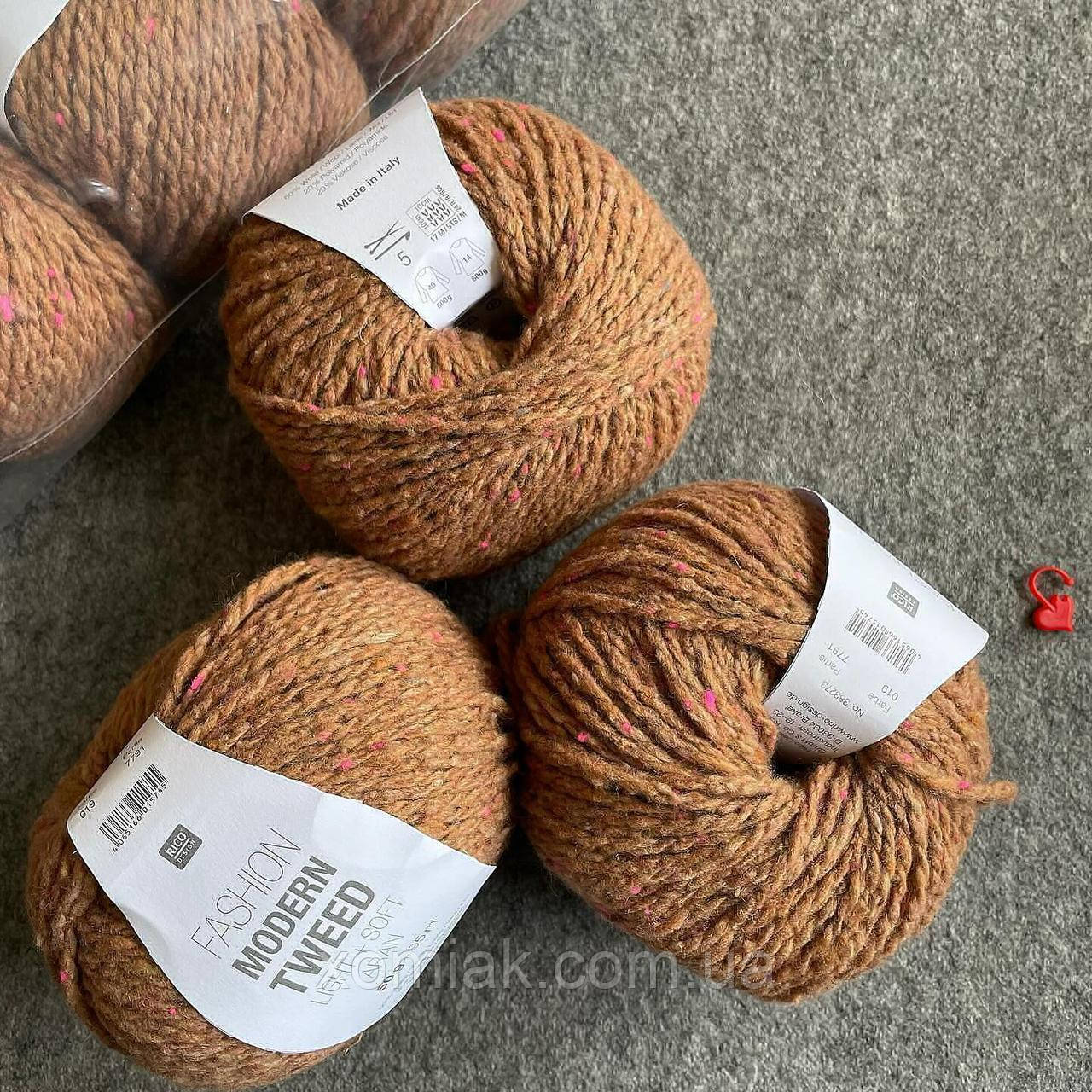 Modern tweed Rico design 019 нуга(кемел) з неоновими рожевими крапушками, теплий коричневий в розовинку без жовтого підтону