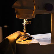 Міні-швейна машинка з живленням від мережі та від батарейок Mini Sewing Machine SM-202 A 6Вт, фото 4
