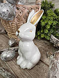 Великодній кролик для прикраси, білий з золотом h 13 см, фото 3