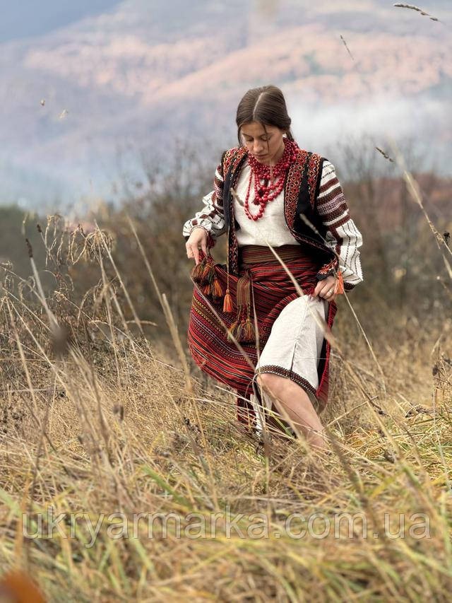 довга вишита сорочка і запаска