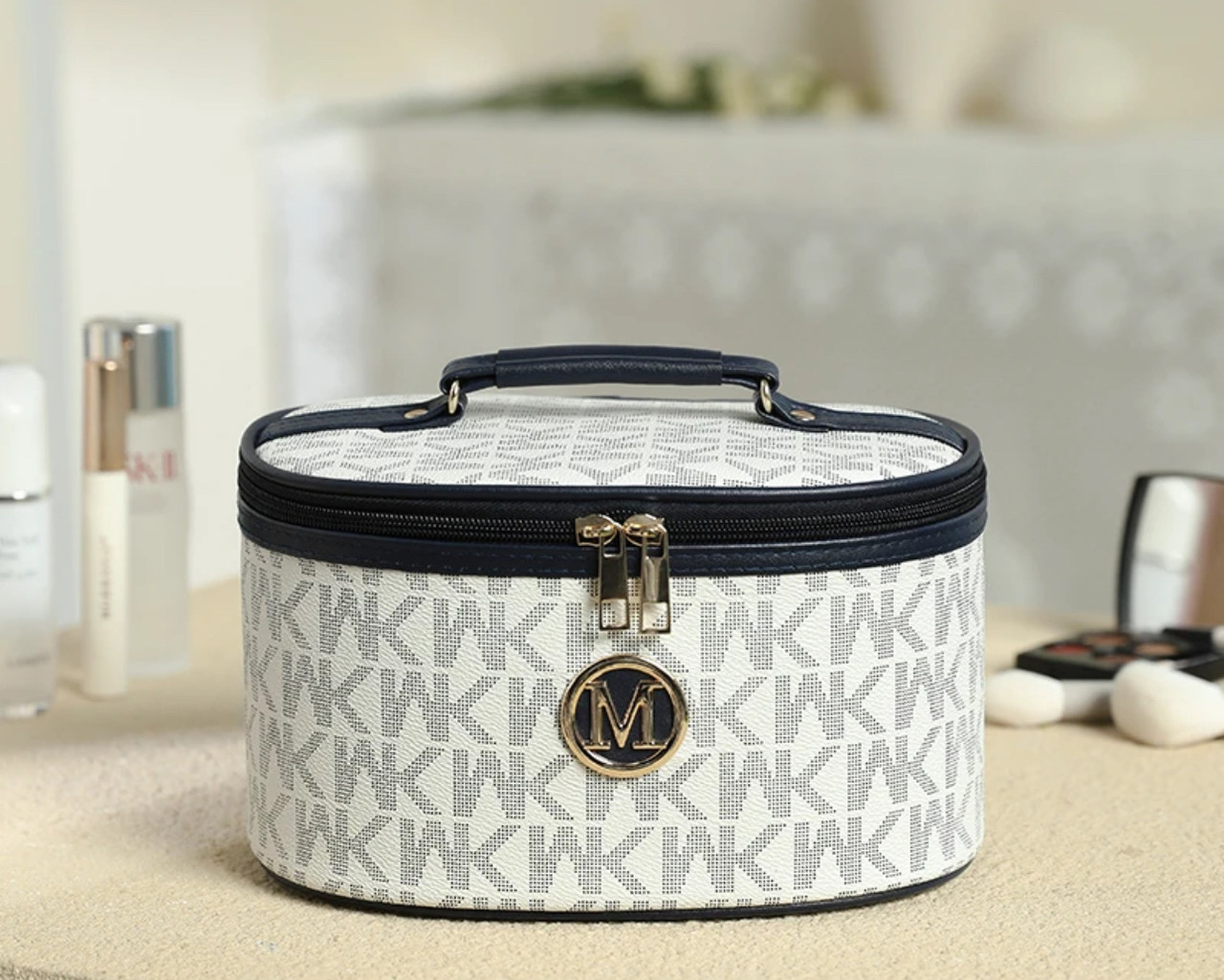 Модна біла косметичка-барильце в стилі Michael Kors