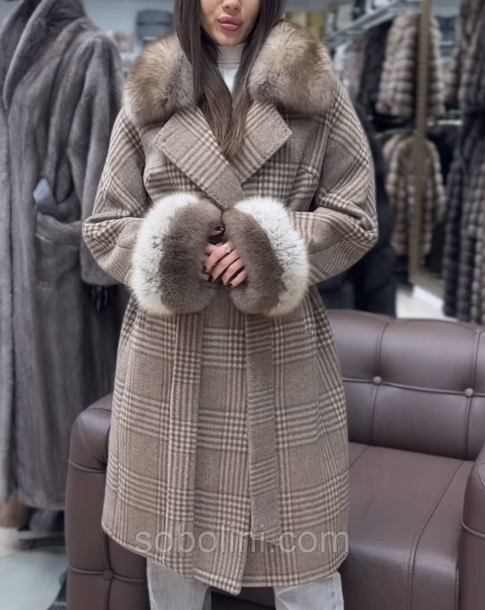 Пальто з натуральним хутром песця зі знижкою