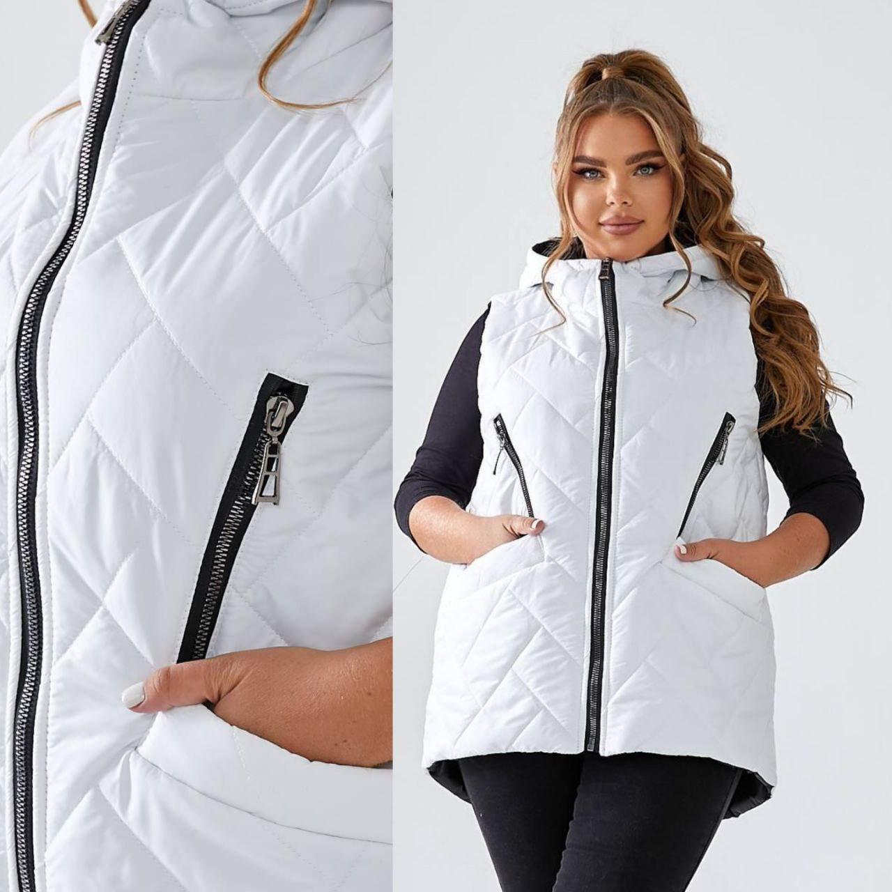Жіноча демісезонна жилетка великого розміру на синтепоні з плащівки з капюшоном і блискавкою 48-58, фото 1