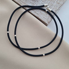 Кольє каучукове зі вставками зі срібла чорне 60 см