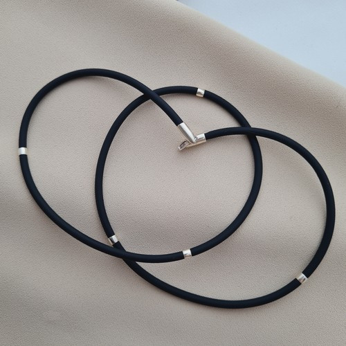 Кольє каучукове зі срібними вставками чорне 55 см