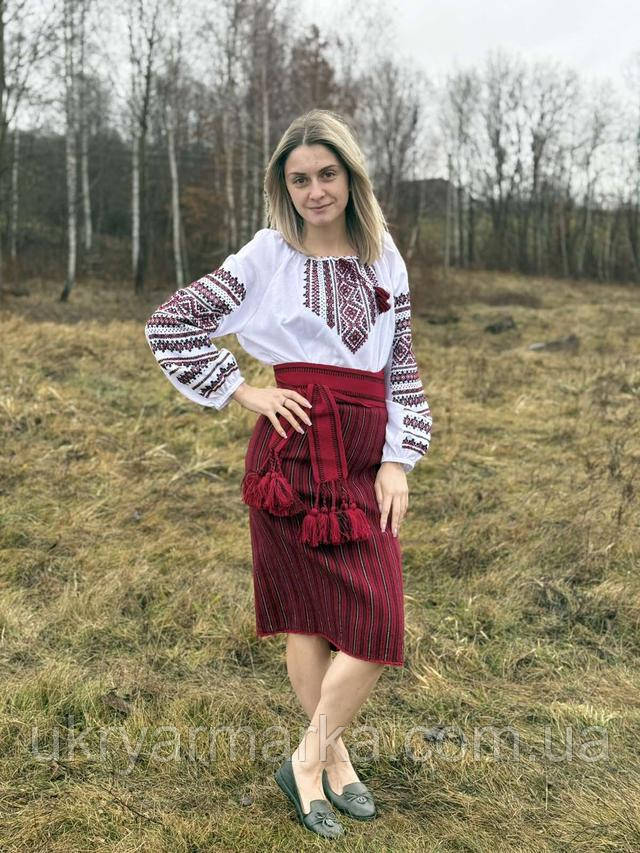 жіноча вишиванка і запаска