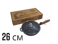 Глибока чавунна сковорода Ø26 см з дерев'яною ручкою та скляною кришкою Maysternya для смаження та тушкування