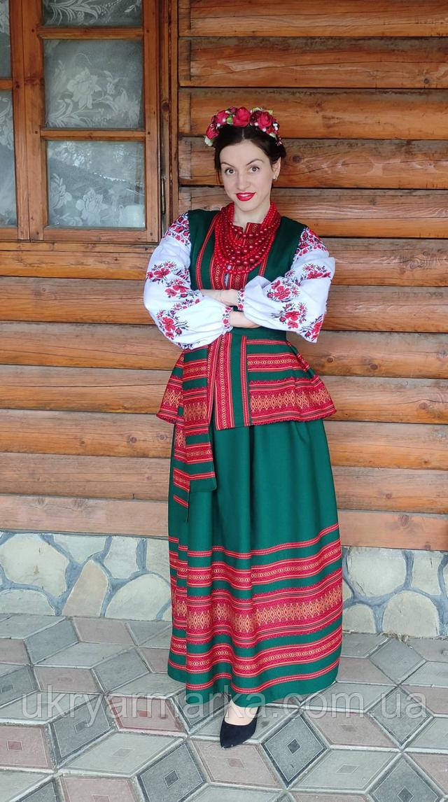 Гарний український костюм для дівчини