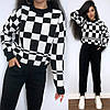 Жіночий молодіжний теплий стильний в'язаний костюм: светр в клітинку та штани з манжетами, фото 4