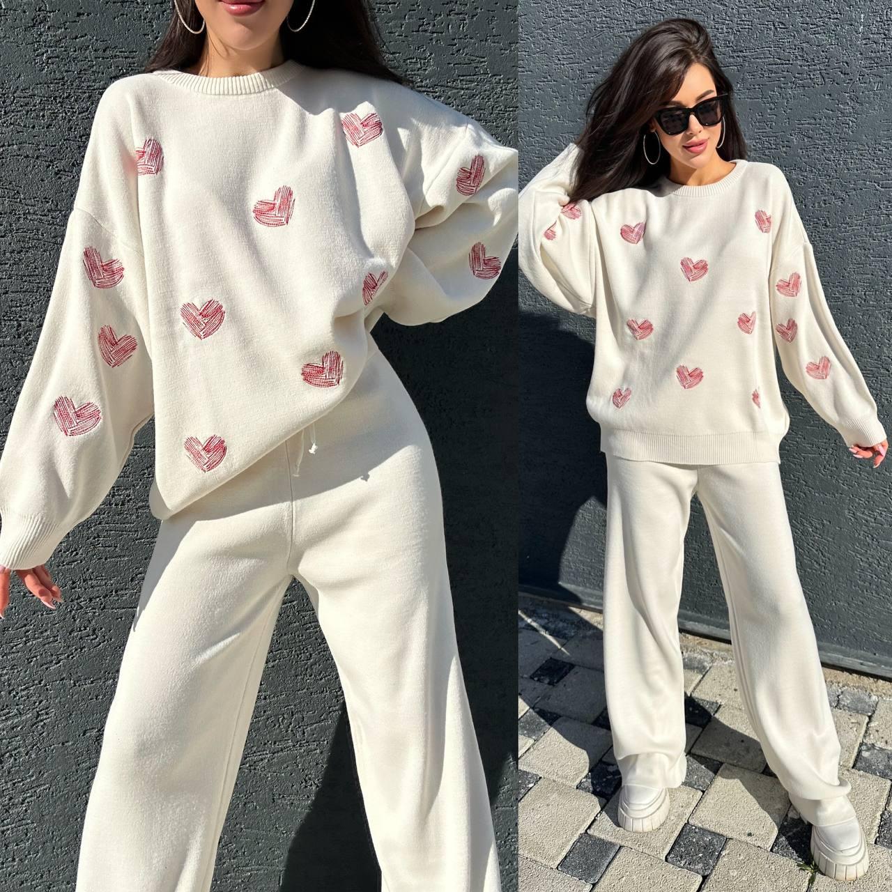 Жіночий молодіжний зимовий стильний в'язаний костюм: светр з сердечками та широкі штани, фото 1
