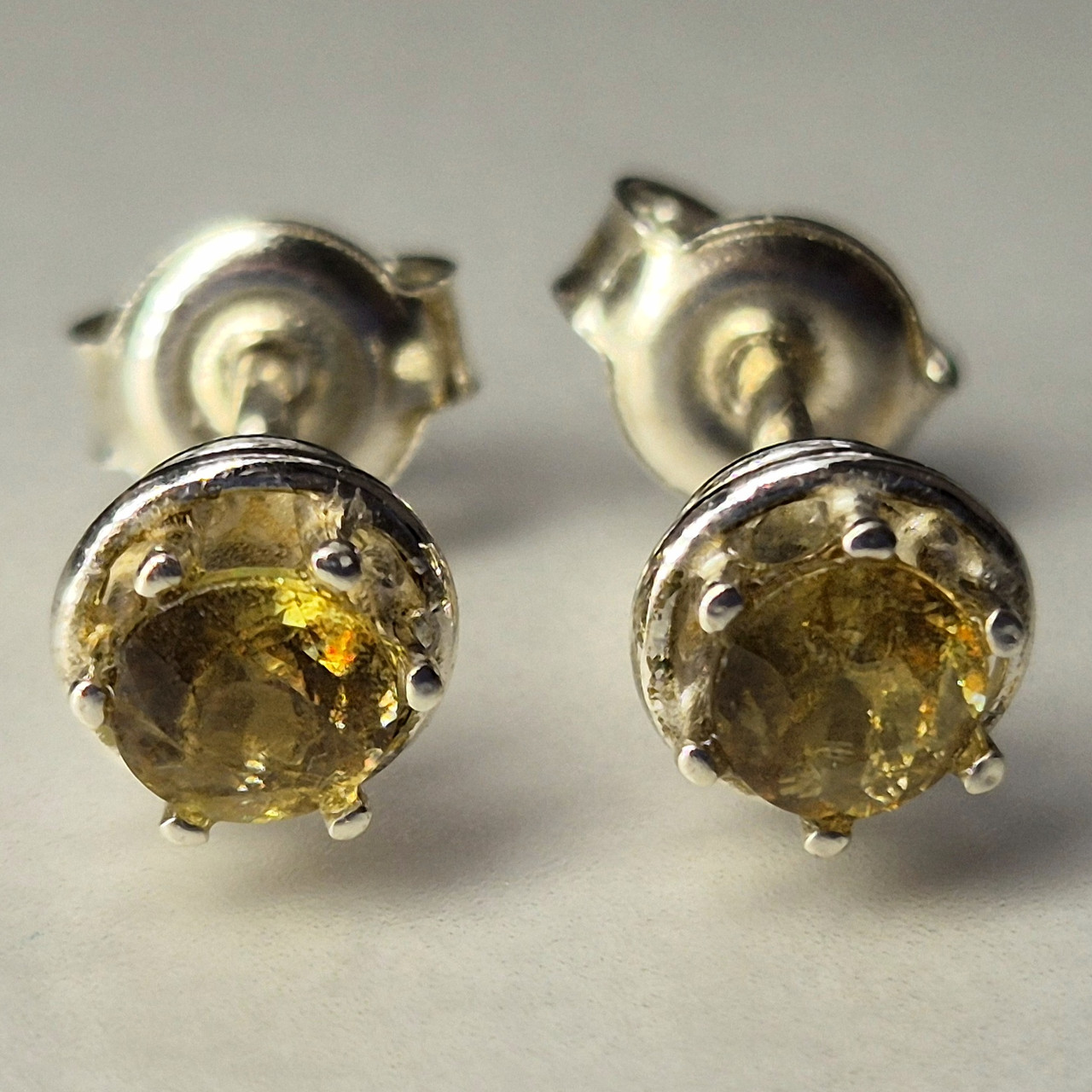 Срібні сережки пусети жіночі з натуральним природним камінням сфеном Сережки гвоздики ручної роботи, фото 1