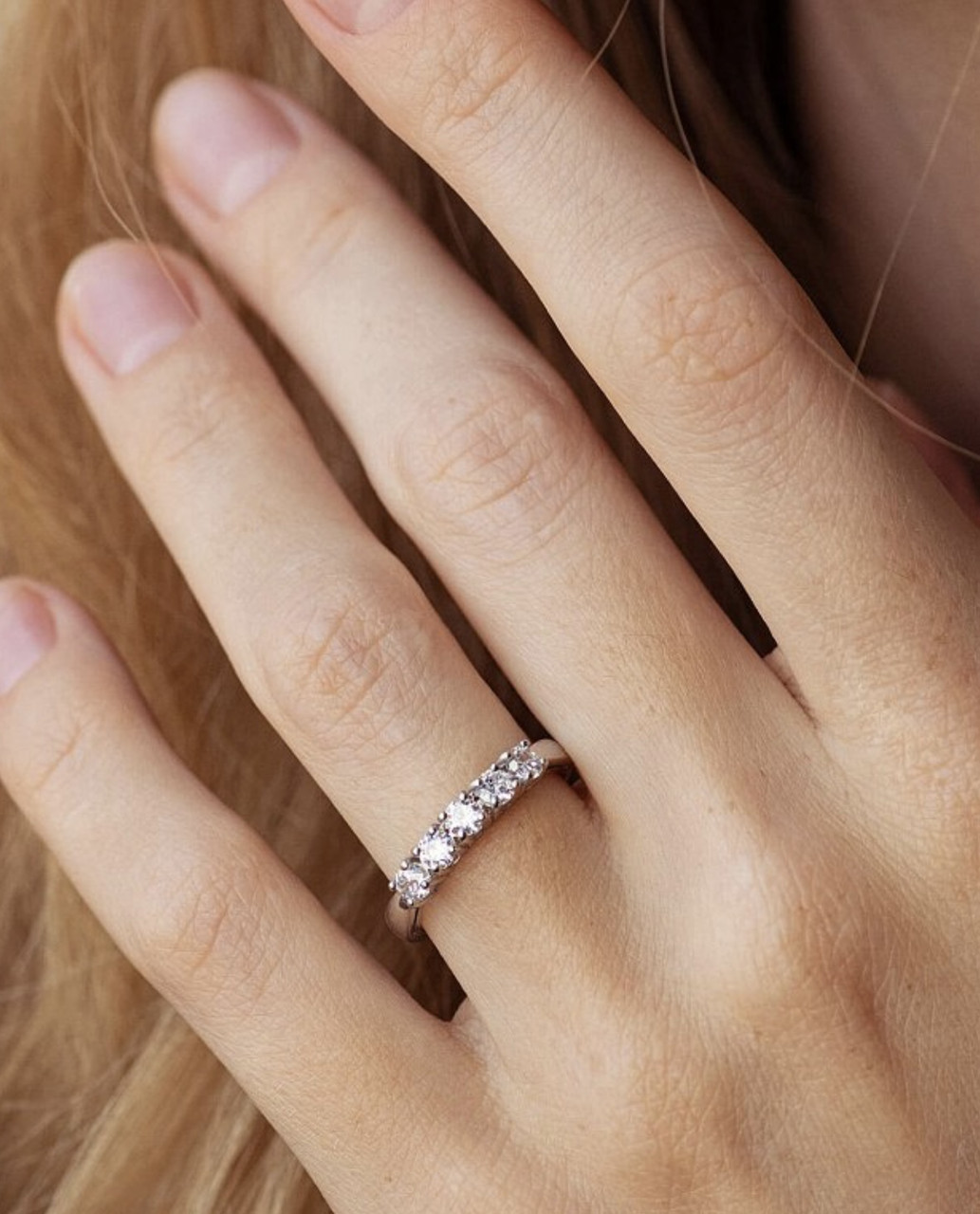 💍 Срібна каблучка з кубічним цирконієм, покрита родієм — класика, яка завжди в тренді