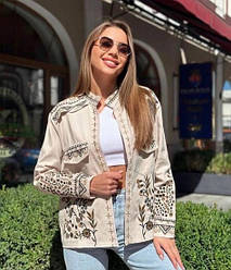 Вишитий жіночий джинсовий піджак накидка в бежевому кольорі без застібки розміри S,M,L.