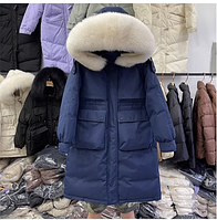 Женская куртка-пуховик средней длины с воротником из натурального меха