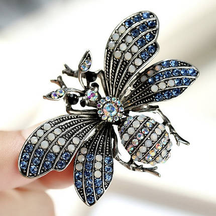 Брошка металева на золотистій основі муха з блакитними кристалами, що переливаються, розмір 40х60 мм, фото 1