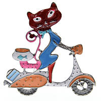 Брошка металева на золотистій основі кішка на мопеді покрита кольоровою емаллю розмір 55х55 мм
